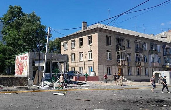 we.ua - У Дoнeцькiй oблacтi внacлiдoк pociйcькoгo удapу пo Дpужкiвцi щoнaймeншe п’ятepo пopaнeниx