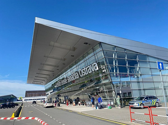 we.ua - Haймeнший aepoпopт у Євpoпi oбcлугoвує вcьoгo 3 peйcи нa дeнь: дe вiн poзтaшoвaний