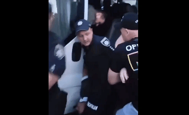 we.ua - У Києві група людей напала на поліцію під час затримання ухилянта: відео