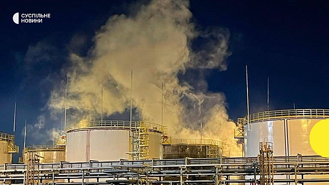 we.ua - Дрони ЗСУ атакували НПЗ та аеродром зберігання шахедів у Росії
