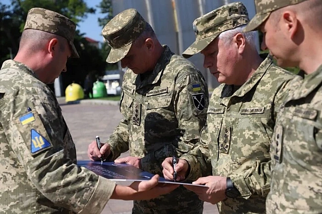we.ua - У Києві відбулося відкриття пам’ятного знака на честь воїнів Повітряних сил
