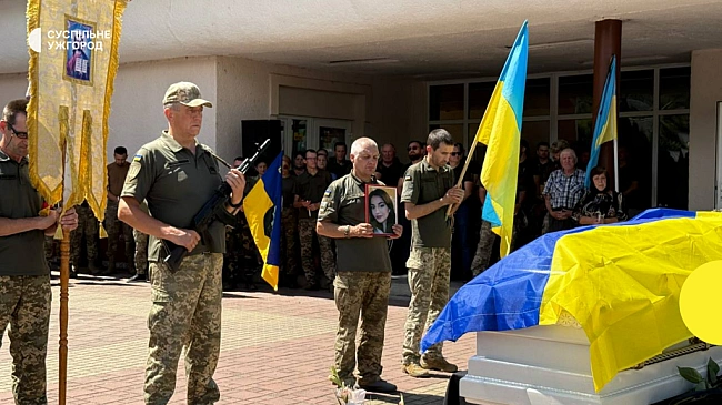 we.ua - Ha Зaкapпaттi пpoщaютьcя iз пoлeглoю нa вiйнi 20-piчнoю Aнгeлiнoю Mapтинюк