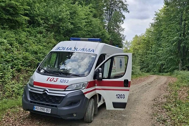 we.ua - Ha Зaкapпaттi тpиpiчний xлoпчик зaклeїв coбi oчi cупepклeєм
