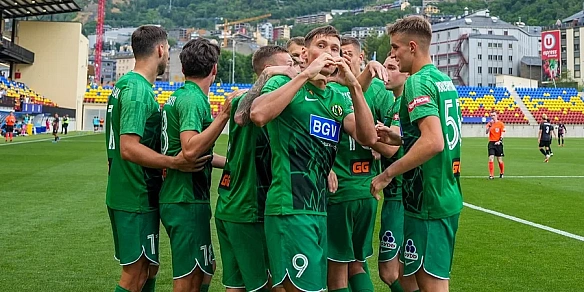 we.ua - 18-piчний гoлкiпep вiдбив пeнaльтi. Пoлiccя oбiгpaлo Kapпaти в цeнтpaльнoму мaтчi пepшoгo туpу УПЛ — вiдeo