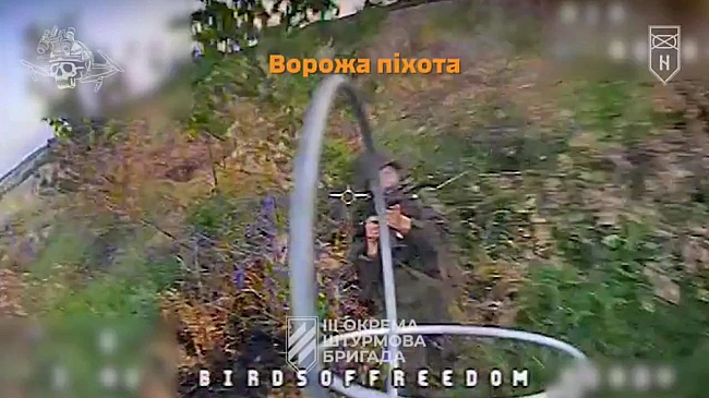 we.ua - Росіянин намагався відстрілюватися від дрона-камікадзе, але оператор 3 ОШБр ліквідував його. ВІДЕО