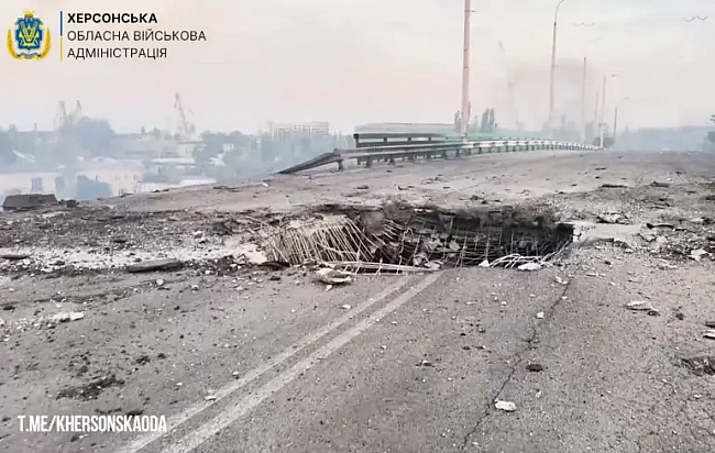 we.ua - Росіяни пошкодили авіабомбою міст у Херсоні: в ОВА закликали евакуюватися мешканців мікрорайону