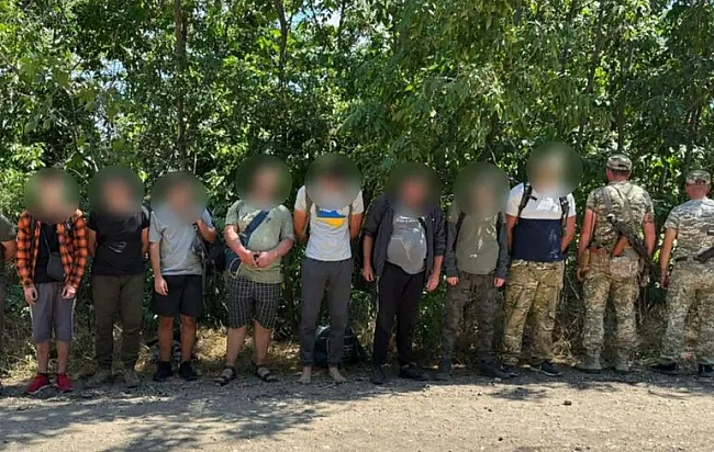 we.ua - ДПСУ затримала дев'ятьох чоловіків при спробі перетину кордону