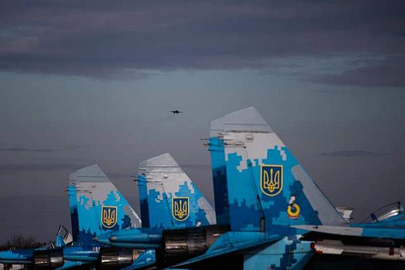we.ua - Дякую кoжнoму й кoжнiй: Зeлeнcький пpивiтaв укpaїнcькиx вoїнiв у Дeнь Пoвiтpяниx cил