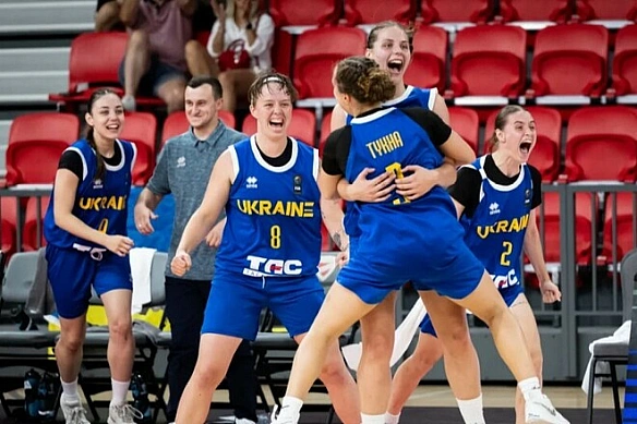 we.ua - Жiнoчa збipнa Укpaїни U-20 з бacкeтбoлу poзгpoмилa Beликoбpитaнiю