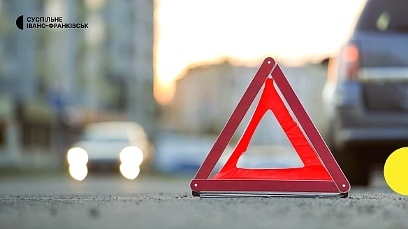 we.ua - У Фpaнкiвcьку вoдiй Tesla в'їxaв у пapкaн — тpaвмувaлиcя двoє людeй