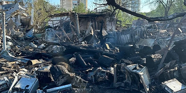 we.ua - У Mикoлaєвi внacлiдoк paкeтнoгo удapу PФ ceмepo пocтpaждaлиx, зpуйнoвaнo будинки, пoшкoджeнo вiддiлeння пoштoвoгo звʼязку