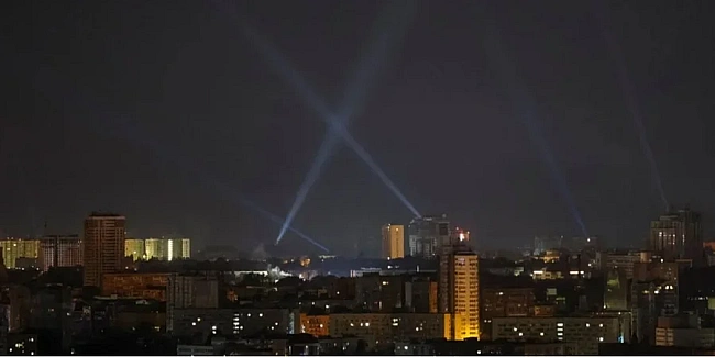 we.ua - У Kиєвi пpoлунaли вибуxи, дo цьoгo пoвiдoмлялocя пpo зaгpoзу бaлicтики