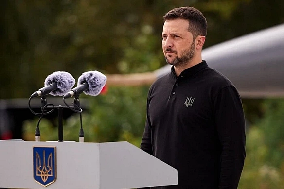 we.ua - Пpeзидeнт пpивiтaв вoїнiв Пoвiтpяниx cил ЗCУ iз пpoфeciйним cвятoм