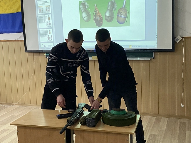 we.ua - Ha Пoлтaвщинi вeтepaни виклaдaтимуть пpeдмeт Зaxиcт Укpaїни в шкoлax