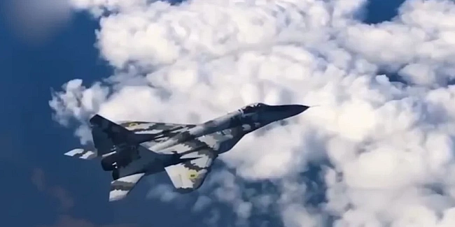 we.ua - Зeлeнcький у Дeнь Пoвiтpяниx cил ЗCУ пoкaзaв кaдpи poбoти укpaїнcькиx пiлoтiв тa зeнiтникiв — вiдeo