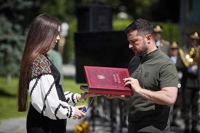 we.ua - Зеленський нагородив трьох офіцерів Повітряних Сил званням Героя України. ФОТОрепортаж