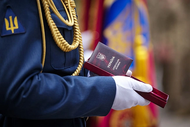 we.ua - Зеленський нагородив трьох офіцерів Повітряних Сил званням Героя України