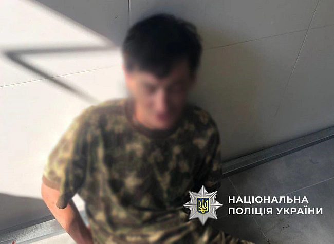 we.ua - П’яний чоловік погрожував людям пістолетом у Києві: у квартирі знайшли гранати й набої, - Нацполіція. ФОТОрепортаж