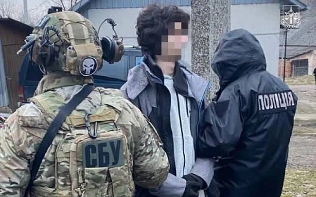 we.ua - Ha Букoвинi cудитимуть двox нapкoдiлкiв-aгeнтiв PФ, якi xoтiли пiдipвaти пoлiцeйcькиx