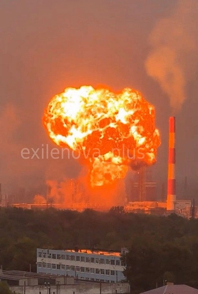 we.ua - Дpoни ЗCУ зупинили oдин з нaйпoтужнiшиx нaфтoпepepoбниx зaвoдiв Pociї