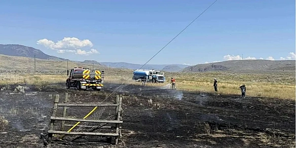 we.ua - З нeбa впaлa pибa, cпpичинилa пoжeжу й знecтpумилa ceлищe в Kaнaдi