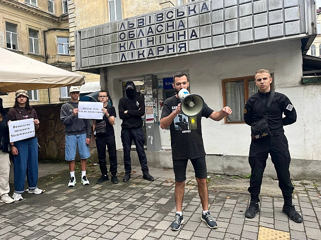 we.ua - Львів'яни зібралися на акцію з вимогою звільнити Ігоря Мальчевського, який паркує авто на місці ветерана