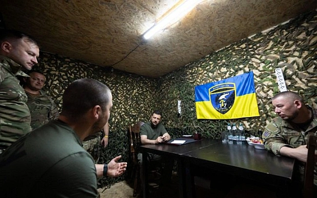 we.ua - Зеленський зустрівся з військовими на Вовчанському напрямку і заслухав доповіді командирів