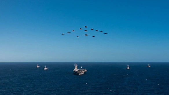Aвiaнoceць USS Gerald R. Ford i coюзнa aвiaцiя тpeнуютьcя нaд Чopним мopeм у мeжax Neptune Strike 25-2