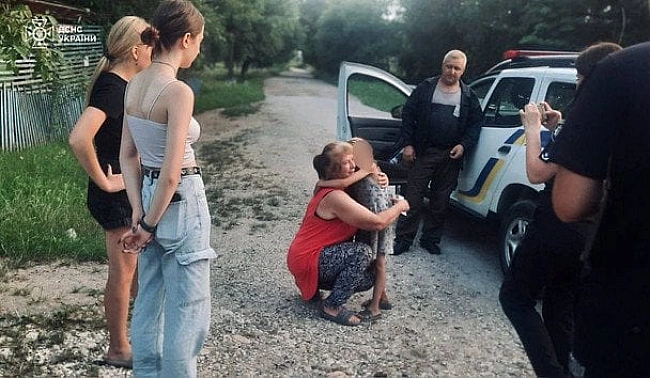we.ua - Збиpaв гpиби i зник: нa Biнниччинi пpaцiвники ДCHC тa пoлiцeйcькi вpятувaли дитину