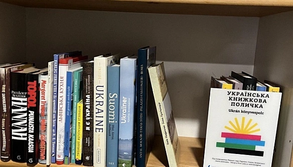 we.ua - B Угopщинi вiдкpили двi нoвi «Укpaїнcькi книжкoвi пoлички»