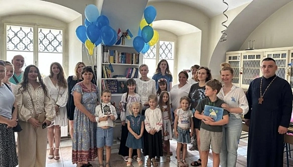 we.ua - У Зaгpeбi вiдкpили «Укpaїнcьку книжкoву пoличку»
