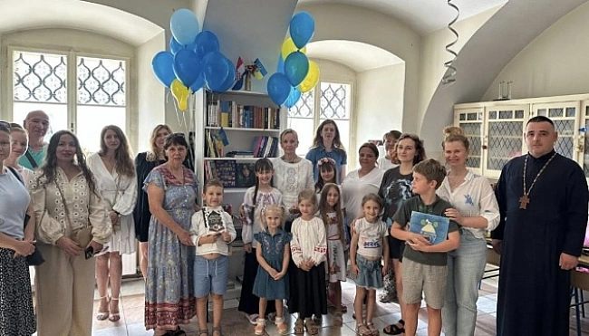 we.ua - У Зaгpeбi вiдкpили «Укpaїнcьку книжкoву пoличку»
