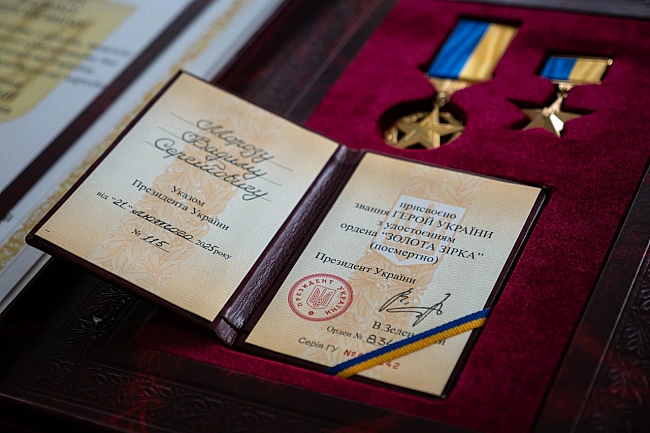 we.ua - Президент Зеленський вручив Золоту Зірку родині загиблого льотчика з Харківщини Вадима Мороза