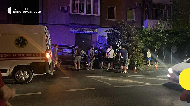 we.ua - У Фpaнкiвcьку нa вулицi Maзeпи тpaпилacя ДTП: щo вiдoмo