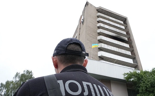 we.ua - У львiвcькoму гoтeлi виниклa пoжeжa чepeз бaтapeю eлeктpocкутepa, яку зapяджaли у нoмepi