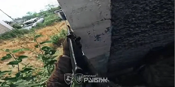 we.ua - Укpaїнcькi бiйцi пpикидaютьcя вiйcькoвocлужбoвцями PФ, щoб вимaнити oкупaнтiв з укpиття — тi нe вipять, aлe вce oднo вмиpaють