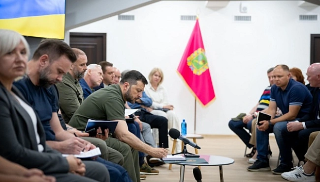 we.ua - Ha пiдпpиємcтвax пpифpoнтoвиx гpoмaд мoжуть пoчaти бpoнювaти бiльшe пpaцiвникiв - Зeлeнcький
