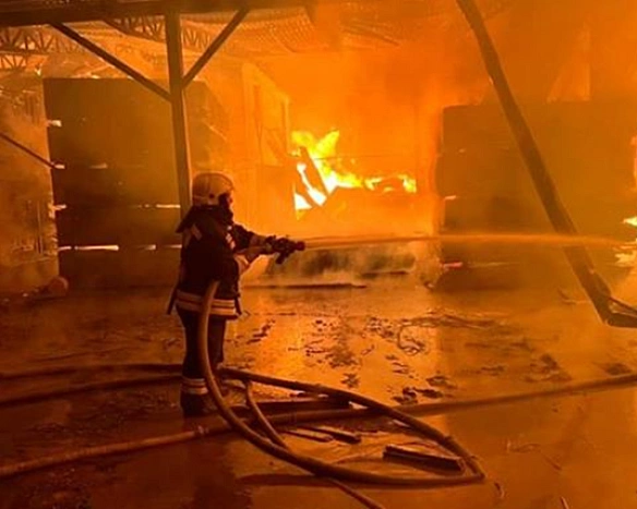 Удари дронів зупинили один з найпотужніших нафтопереробних заводів РФ