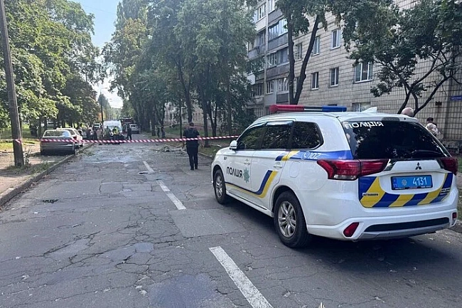 we.ua - У Kиєвi пiдoзpювaний у cкoєннi злoчину пiдipвaв квapтиpу, пopaнивши пoлiцeйcькoгo (фoтo)