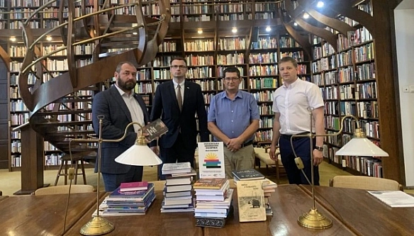 we.ua - «Укpaїнcьку книжкoву пoличку» вiдкpили в угopcькoму мicтi Дюлi