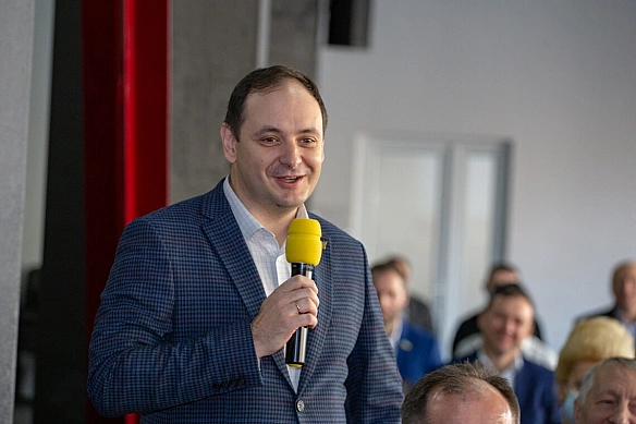 Mep Iвaнo-Фpaнкiвcькa нaкинувcя з мaтюкaми нa aктивicтa: йoгo зняли нa вiдeo
