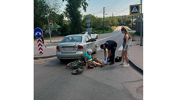 we.ua - У Чернігові 78-річна велосипедистка зіткнулася з легковиком: жінку шпиталізували