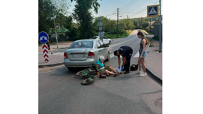we.ua - У Чернігові 78-річна велосипедистка зіткнулася з легковиком: жінку шпиталізували