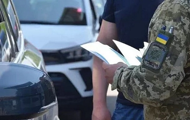 we.ua - У Рівному шість осіб заблокували авто ТЦК і вимагали віддати мобілізованого