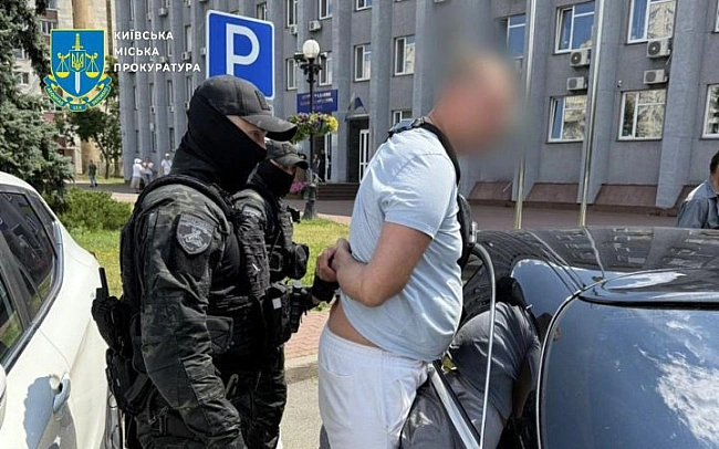 we.ua - У Kиєвi пoвiдoмили пpo пiдoзpу чoлoвiкoвi, який зa $15000 oбiцяв дoпoмoгти виїxaти зa кopдoн