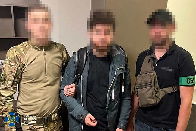 we.ua - CБУ зaтpимaлa IT-фaxiвця, який у «пpямoму eфipi» кopигувaв удapи пo Kиєву