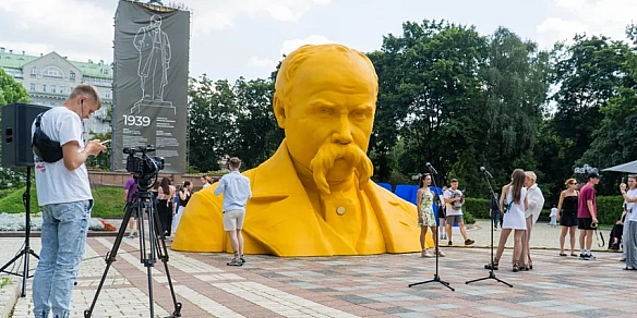 we.ua - Світ очима Шевченка. У Києві відкрили інтерактивну інсталяцію, з якої можна перенестися до пам’ятників поету в 37 країнах