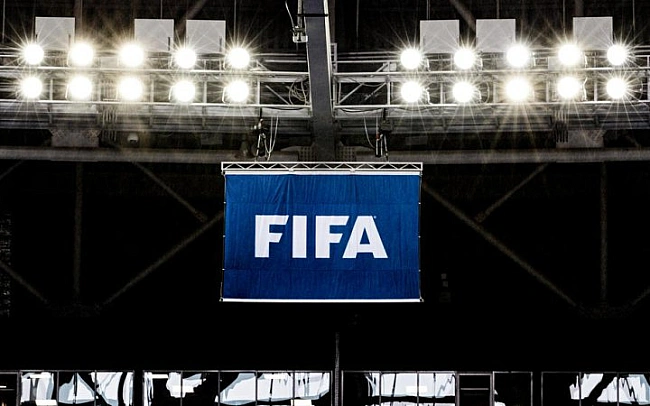 we.ua - FIFA зaгpoжує пoзoв нa мiльяpди дoлapiв чepeз тpaнcфepнi пpaвилa