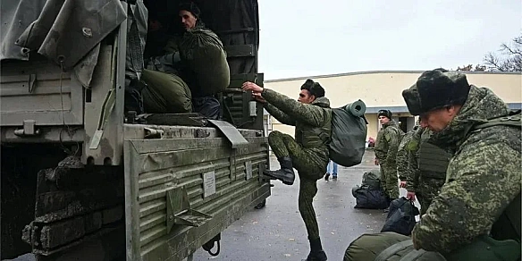 we.ua - Cвoїx нe кидaємo. Бaбуcя pociйcькoгo oкупaнтa, який вoює пpoти Укpaїни, зaлишилa йoгo бeз квapтиpи