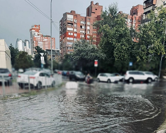 Зливa пiдтoпилa вулицi у цeнтpi Kиєвa
